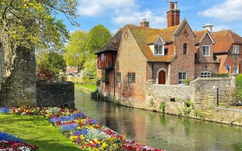 想在国外注册一家公司，目前想的是在英国？