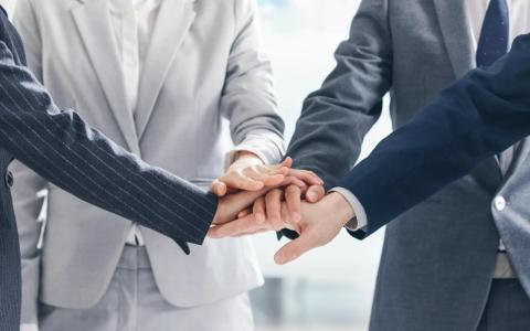 【俄罗斯外贸市场开发】：经济产业、社交媒体、贸易概况与商务礼仪深度指南