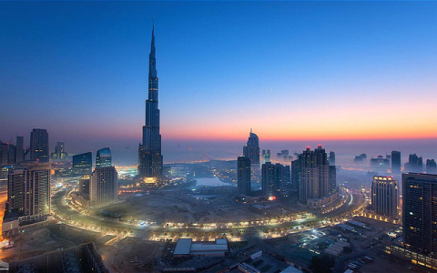 2025年阿联酋自由区三大政策升级：税收豁免延长、极速注册通道、海关绿色通道详解