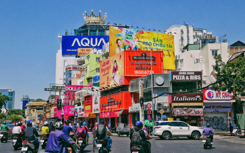 2025年越南电商市场洞察：41.52%高增长下的中国卖家突围策略 | 合规与本地化指南