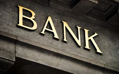 华美银行Velo账户 vs 本土账户全面对比：开户条件、费用与适用场景解析 (2025)