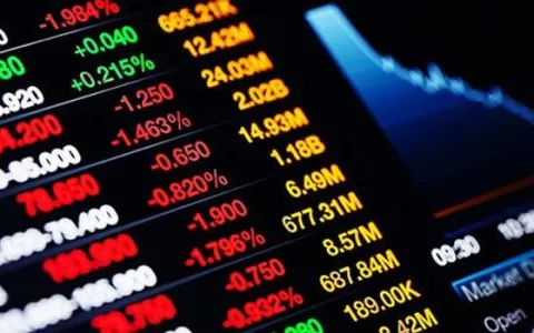 想炒美股？美国、香港、新加坡银行卡终极对比：选对通道，每年省下几大千！