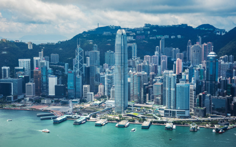 2026香港经济增速达3.5%！创科+金融双轮驱动，这5大黄金赛道注册正当时（附开户指南）